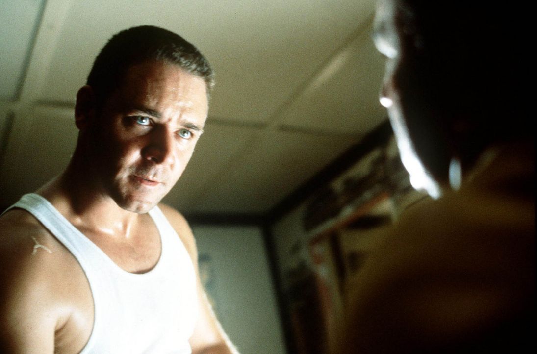 Detektiv Bud White (Russel Crowe, l.) benützt seine ganz eigenen Verhörmethoden ... - Bildquelle: Warner Bros.