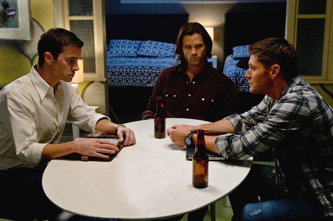 Als plötzlich ein Mann (Gil McKinney, l.) in ihrem Hotelzimmer auftaucht, ahnen Sam (Jared Padalecki, M.) und Dean (Jensen Ackles, r.) noch nicht, w... - Bildquelle: Warner Bros. Television