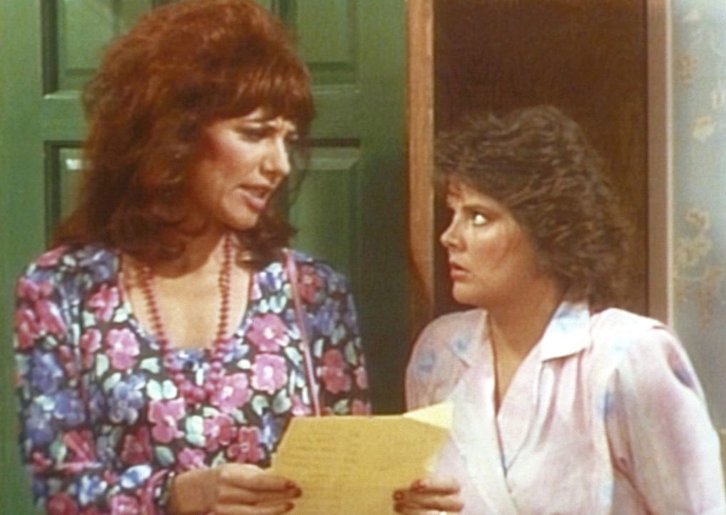 Marcy (Amanda Bearse, r.) bietet Peggy (Katey Sagal, l.) an, für ein Wochenende auf ihre Kinder aufzupassen. - Bildquelle: Sony Pictures Television International. All Rights Reserved.