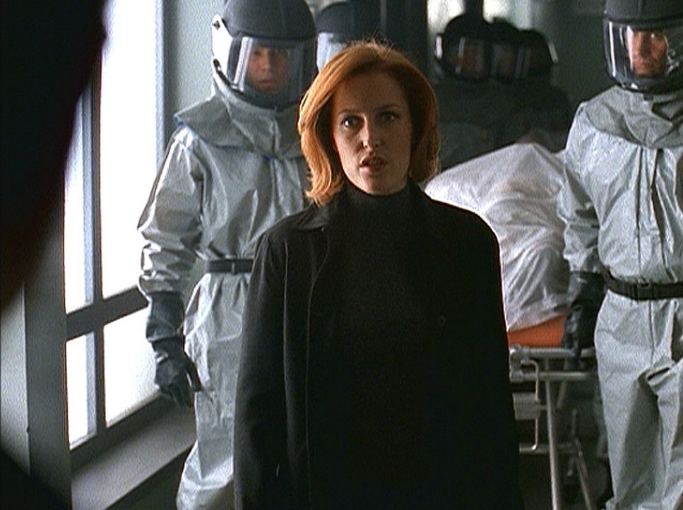 Scully (Gillian Anderson) sorgt dafür, dass die drei in der Bostoner U-Bahn gefundenen Leichen von der Seuchenaufsichtsbehörde untersucht werden. - Bildquelle: TM +   2000 Twentieth Century Fox Film Corporation. All Rights Reserved.