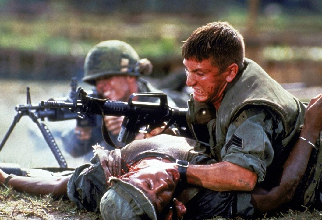 Vergeblich versucht Meserve (Sean Penn, r.) dem verblutenden Soldaten Brown (Erik King, unten) das Leben zu retten ... - Bildquelle: Columbia Pictures