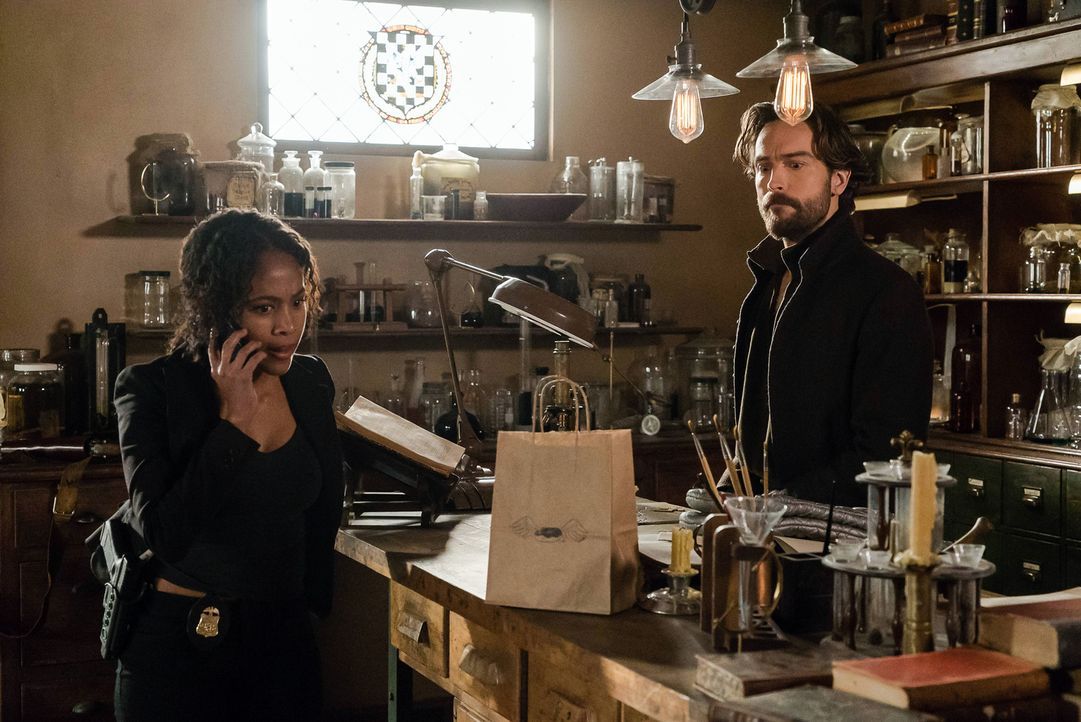 Crane (Tom Mison, r.) kann mithilfe der Artefakte sehen, wo sich Abbie (Nicole Beharie, l.) gerade aufhält und was sie macht - eine Tatsache, die mö... - Bildquelle: 2015-2016 Fox and its related entities.  All rights reserved.