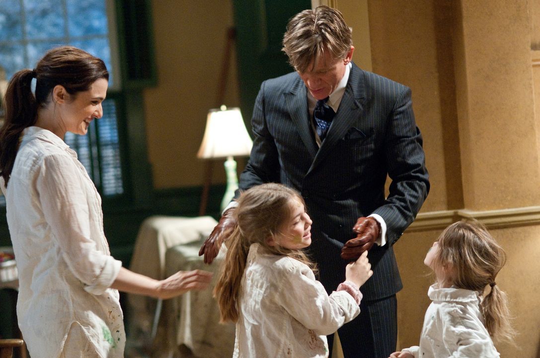 Im neuen Haus von Familie Atenton ereignen sich unerklärliche Dinge. Libby (Rachel Weisz, l.), Trish (Taylor Geare, M.), Dee Dee (Claire Geare, r.)... - Bildquelle: 2011 Universal Studios