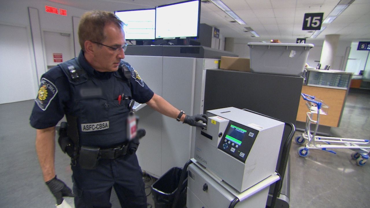 Die Beamten an der kanadischen Grenze haben alle Hände voll zu tun ... - Bildquelle: Force Four Entertainment / BST Media 2 Inc.