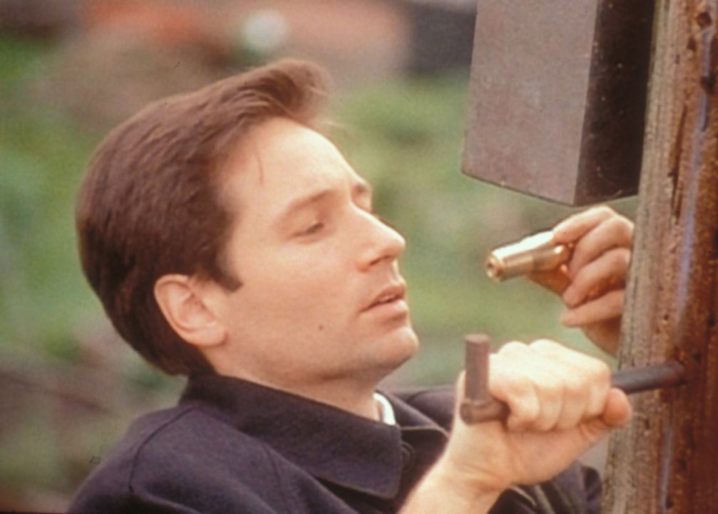 In einem Verteilerkasten entdeckt Mulder (David Duchovny) einen Kabelfernsehdecoder, dessen elektronische Signale die Zuschauer zum Mörder werden la... - Bildquelle: TM +   Twentieth Century Fox Film Corporation. All Rights Reserved.