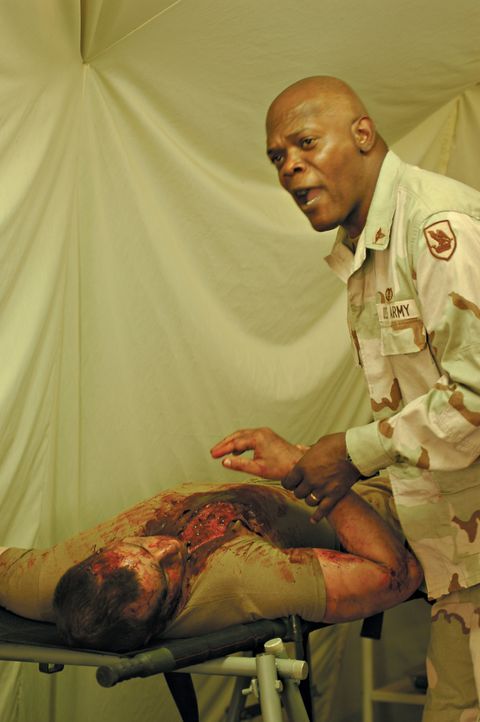 Der Arzt Will Marsh (Samuel L. Jackson, r.) ist zutiefst traumatisiert von den bestialischen Bildern des Irakkrieges. Seine Rückkehr in die USA bri... - Bildquelle: Nu Image