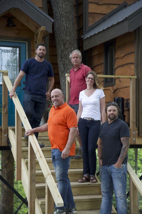 Für ihre Kunden Michael (l.) und Caroline (2.v.r.) geben die Treehouse Guys B'fer (hinten r.) und Javier (hinten l.) ihr Bestes und zaubern einen sp... - Bildquelle: 2016,DIY Network/Scripps Networks, LLC. All Rights Reserved.