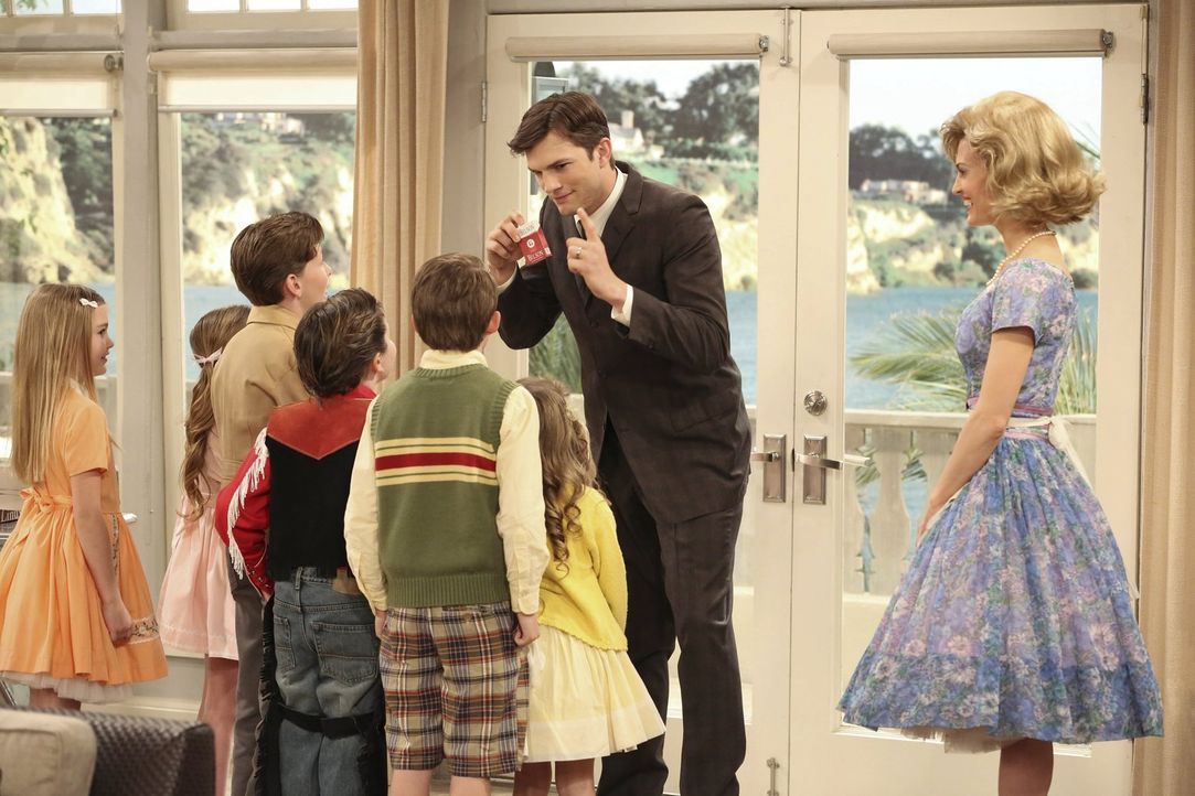 In seinem romantischen 50er-Jahre-Traum ist Walden (Ashton Kutcher, 2.v.r.) erfolgreicher Werbetexter, mit Kate (Brooke D'Orsay, r.) verheiratet und... - Bildquelle: Warner Brothers Entertainment Inc.