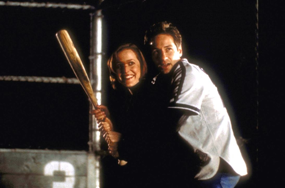 Mulder (David Duchovny, r.) gibt Scully (Gillian Anderson, l.) eine Nachhilfestunde in Baseball. - Bildquelle: TM +   2000 Twentieth Century Fox Film Corporation. All Rights Reserved.