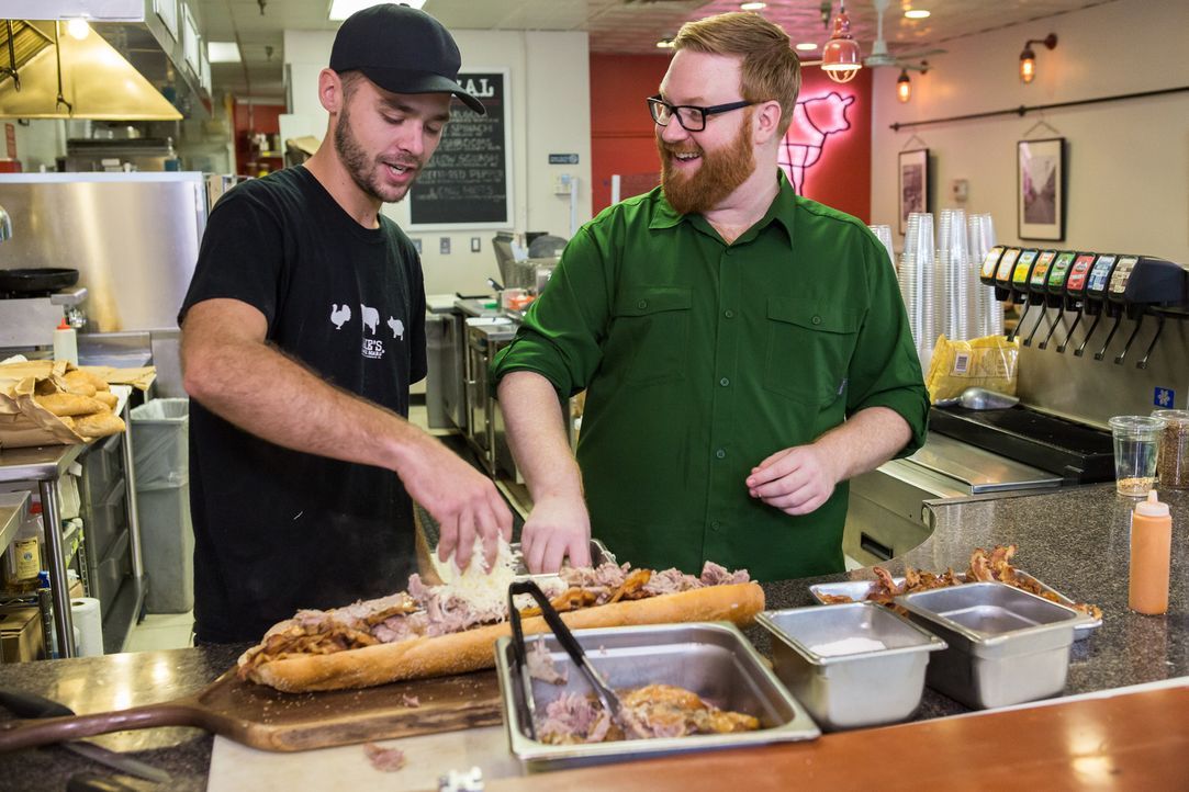 Im "Jake's Sandwich Board" bereitet Food-Fanatiker Josh Denny (r.) mit dem Koch ein vier Kilo schweres Sandwich zu ... - Bildquelle: Ben Leuner 2016, Television Food Network, G.P. All Rights Reserved.