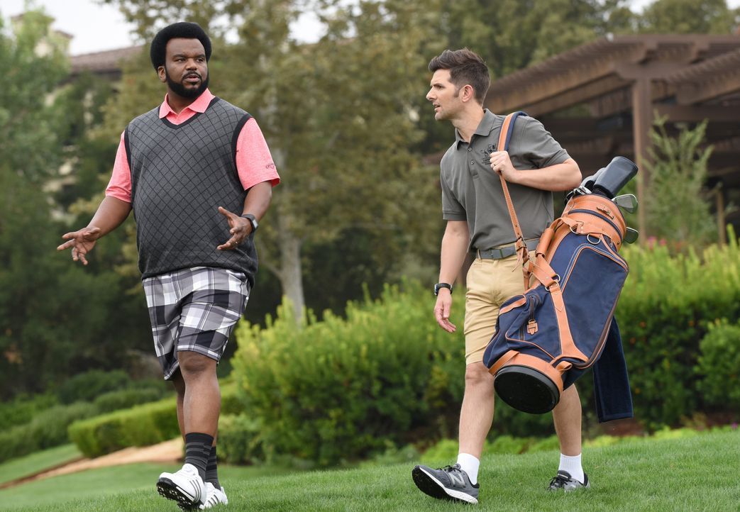 Leroy (Craig Robinson, l.) und Max (Adam Scott, r.) müssen in einem Country Club ermitteln, nachdem ein Angestellter des Clubs angeblich innerhalb k... - Bildquelle: Ray Mickshaw 2017 Fox and its related entities. All rights reserved. / Ray Mickshaw