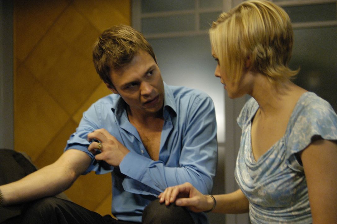 Lily (Laura Allen, r.) begutachtet Shawns (Patrick Flueger, l.) Arm, der mysteriöse Veränderungen zu kämpfen hat ... - Bildquelle: Viacom Productions Inc.