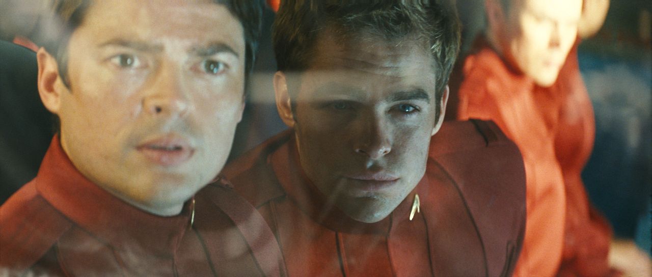 Als "Pille" (Karl Urban, l.) Kirk (Chris Pine, r.) an Bord des neuen Raumschiffes" Enterprise" schmuggelt, ahnt er nicht, dass im All ein rachsüchti... - Bildquelle: Paramount Pictures