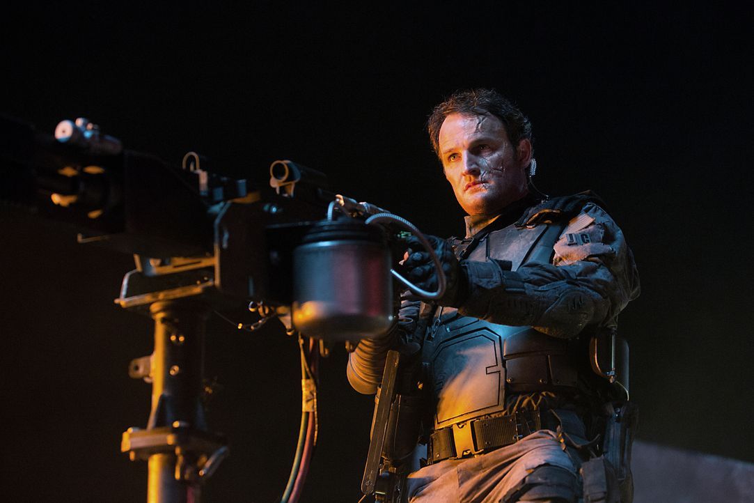 Durch Skynet wurde John (Jason Clarke) in einen unberechenbaren T-3000 verwandelt. Wird er sich gegen Sarah und Kyle stellen? - Bildquelle: 2015 PARAMOUNT PICTURES. ALL RIGHTS RESERVED.