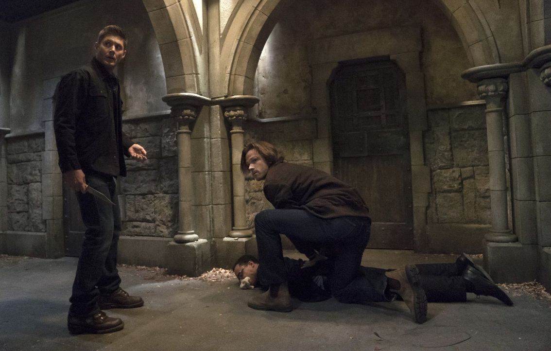 Nachdem Dean (Jensen Ackles, l.) und Sam (Jared Padalecki, r.) erfahren haben, dass Crowley Amara eine Unterkunft bietet, statten sie ihm einen Besu... - Bildquelle: 2014 Warner Brothers