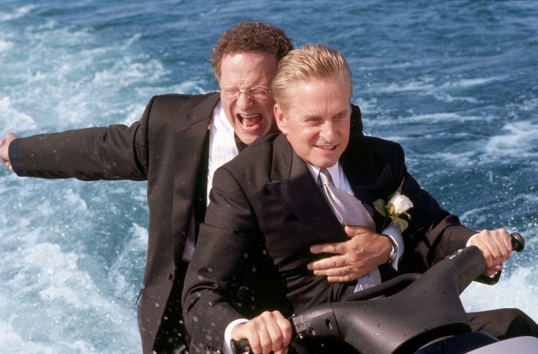 Superagent und Familienvater Steve Tobias (Michael Douglas, r.) die Hochzeit seines Sohnes total durcheinander, weil er mit dem Vater (Albert Brooks... - Bildquelle: Warner Bros.