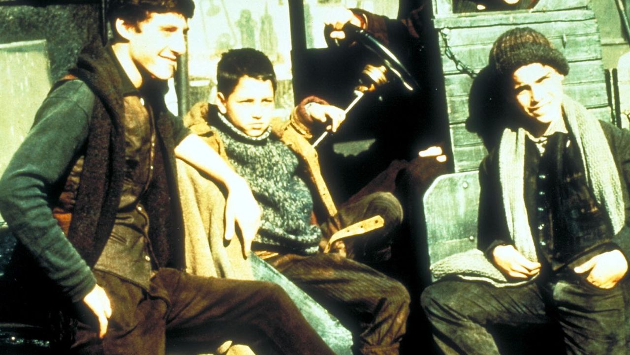 In den zwanziger Jahren auf der Lower East Side in New York: Noodles (Scott Tiler, r.), Fat Moe (Mike Monetti, M.) und Max (Rusty Jacobs, l.) bilden... - Bildquelle: Warner Bros.
