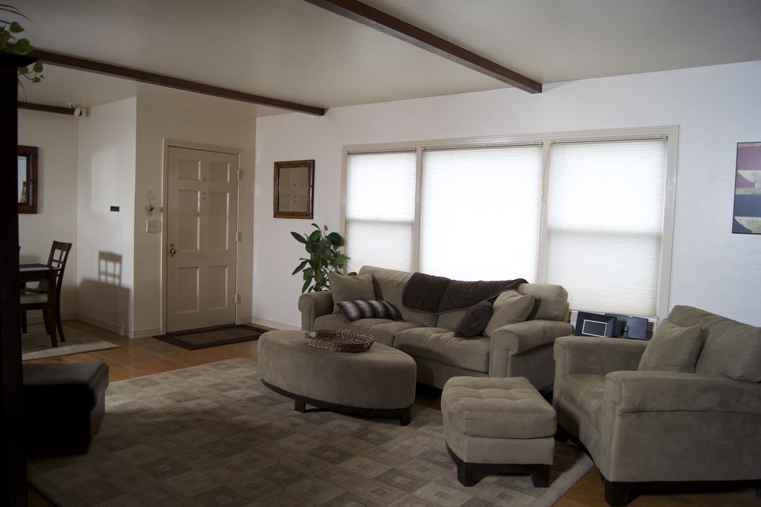 Ein besorgniserregendes Wohnzimmer soll eine, schon längst notwendige, Verschönerung bekommen ... - Bildquelle: 2009, DIY Network/Scripps Networks, LLC