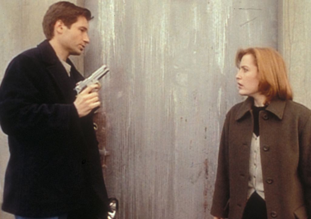 Mulder (David Duchovny, l.) und Scully (Gillian Anderson, r.) dringen in einen stillgelegten Raketensilo in North Dakota ein, weil sie dort Krycek v... - Bildquelle: TM +   2000 Twentieth Century Fox Film Corporation. All Rights Reserved.