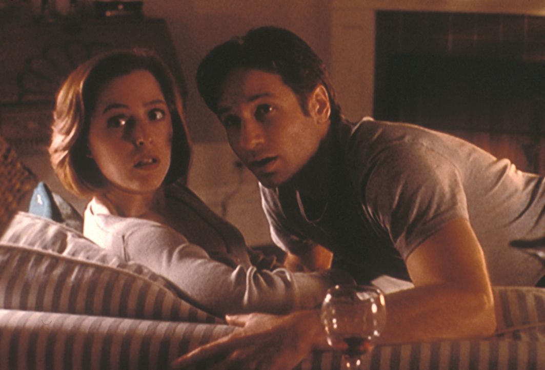 Scully (Gillian Anderson, l.) wird von ihrem Kollegen Mulder (David Duchovny, r.) plötzlich heftig umworben. Was steckt wohl dahinter? - Bildquelle: TM +   2000 Twentieth Century Fox Film Corporation. All Rights Reserved.