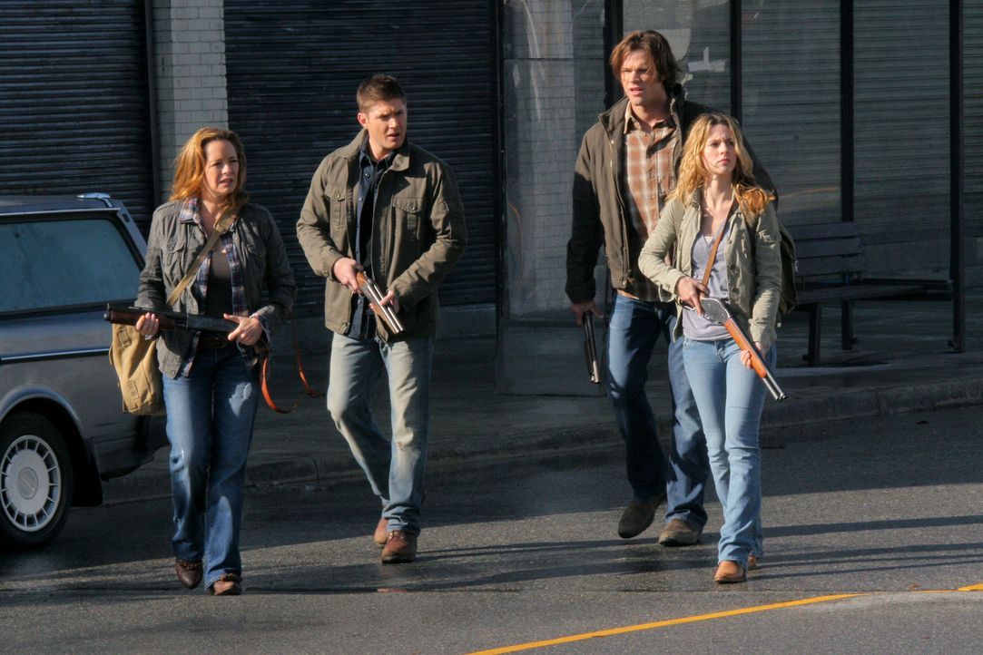 Kommen dem Colt und Luzifer auf die Spur: Ellen (Samantha Ferris, l.), Dean (Jensen Ackles, 2.v.l.), Sam (Jared Padalecki, 2.v.r.) und Jo (Alona Tal... - Bildquelle: Warner Bros.