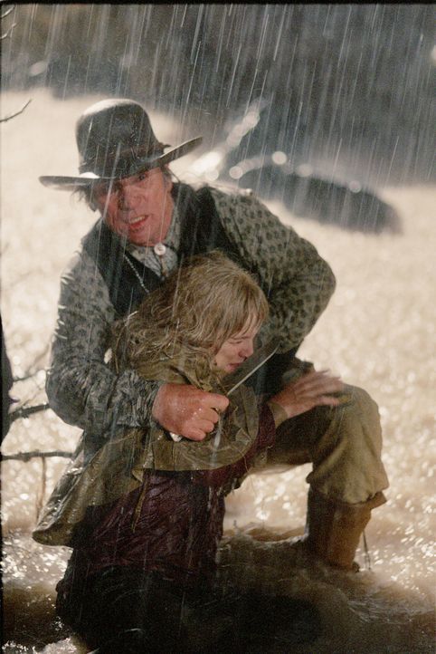 Im Kampf mit hemmungslosen Gangstern: Samuel Jones (Tommy Lee Jones, hinten) und Dot (Jenna Boyd, vorne) ... - Bildquelle: 2004 Sony Pictures Television International. All Rights Reserved.