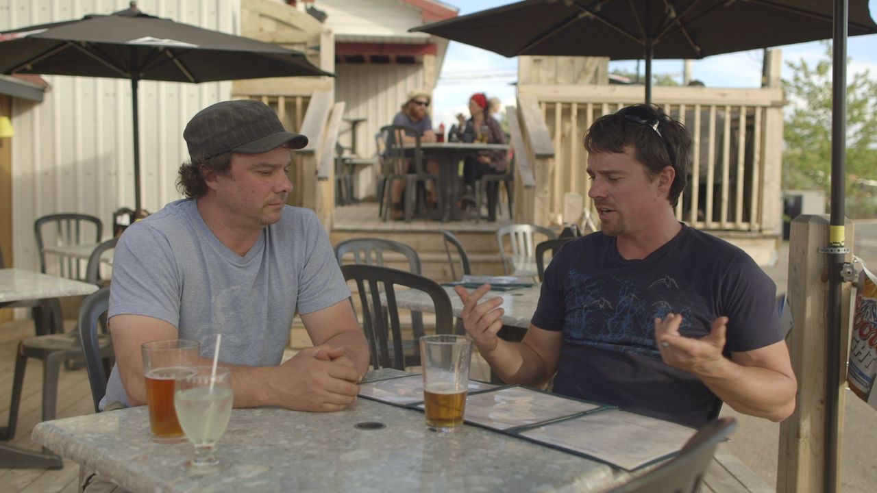 Beim gemeinsamen Biertrinken kommt den Brüdern eine neue Idee. Andrew (r.) und Kevin (l.) wollen eine Rooftop-Party auf dem Dach ihres Seehauses mac... - Bildquelle: Brojects Ontario Ltd./Brojects NS Ltd