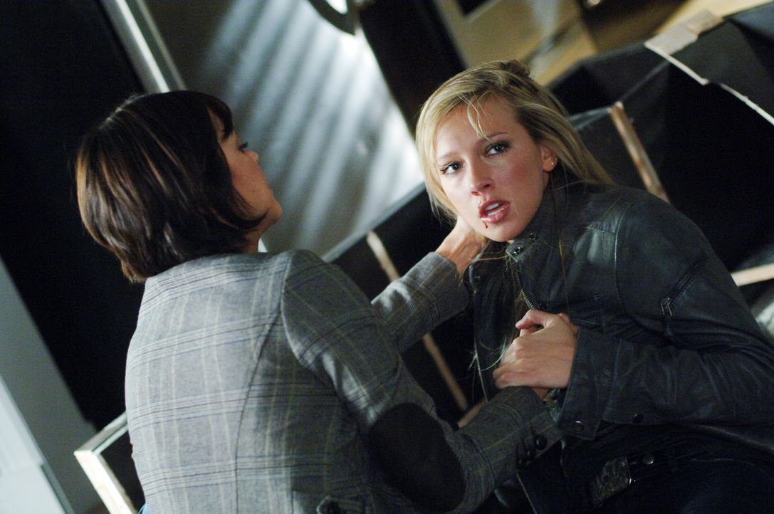 Tammi (Marisa Ramirez, l.) ist erstaunt, dass es Ruby (Katie Cassidy, r.) gelungen ist, aus dem Höllentor zu entkommen ... - Bildquelle: Warner Bros. Television