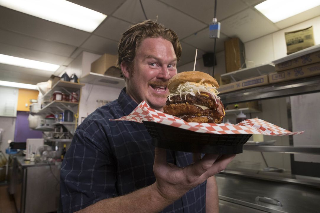 Food-Fanatiker Casey Webb (l.) ist in Seattle, um einen Burger namens Fuji zu bezwingen ? Casey Webb macht dieses Mal Seattler unsicher, wo er einen... - Bildquelle: 2017, The Travel Channel, LLC. All Rights Reserved.