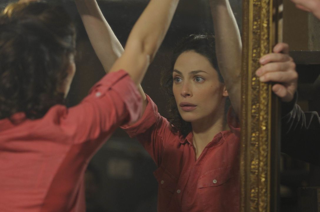 Während einer Inventur im Warehouse wird Myka (Joanne Kelly) aus Versehen in einem Spiegel gefangen. - Bildquelle: Philippe Bosse SCI FI Channel