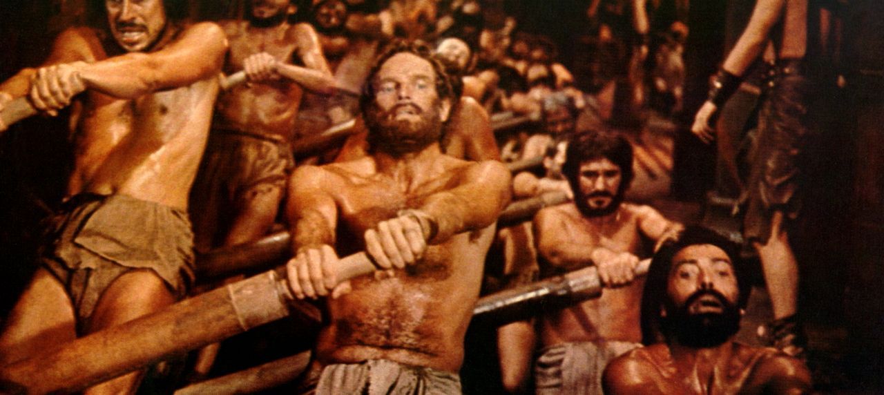 Als der römische Gouverneur durch ein Unglück verletzt wird, verurteilt Messala wider besseres Wissen Ben Hur (Charlton Heston, M.) als angeblichen... - Bildquelle: Metro-Goldwyn-Mayer (MGM)