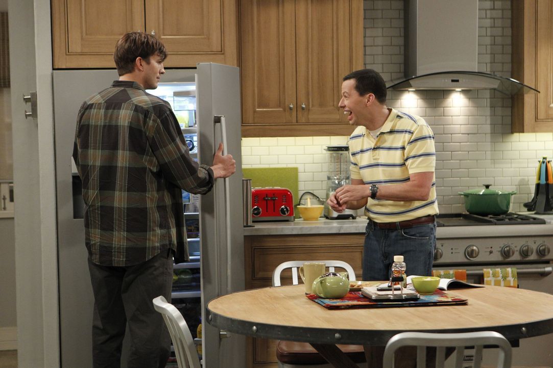 Als Rose plötzlich zurück ist, versucht Alan (Jon Cryer, r.) Walden (Ashton Kutcher, l.) vor ihr zu warnen. Doch es ist bereits zu spät, Rose hat ih... - Bildquelle: Warner Brothers Entertainment Inc.