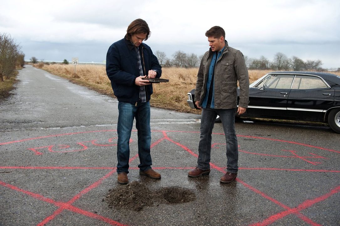 Um die zweite Aufgabe lösen zu können, greifen Sam (Jared Padalecki, l.) und Dean (Jensen Ackles, r.) zu altbewährten Methoden ... - Bildquelle: Warner Bros. Television