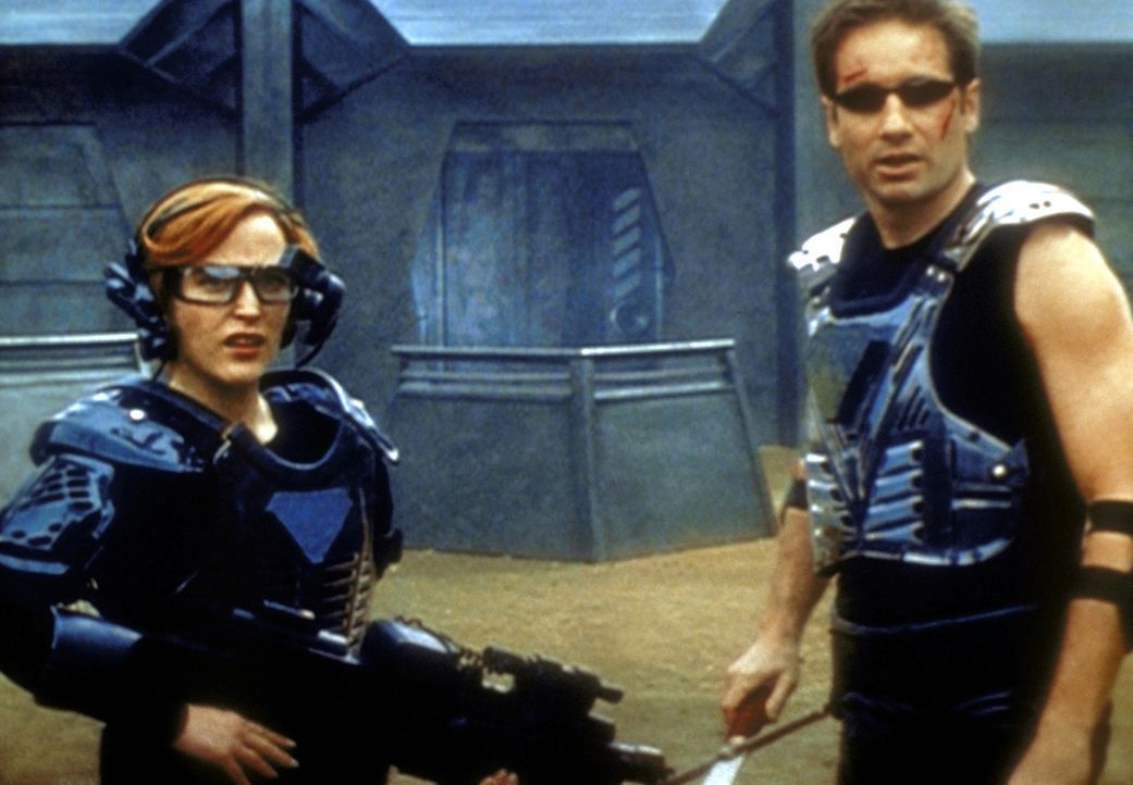 Mulder (David Duchovny, r.) und Scully (Gillian Anderson, l.) begeben sich in die virtuelle Welt des Computerspiels. - Bildquelle: TM +   2000 Twentieth Century Fox Film Corporation. All Rights Reserved.