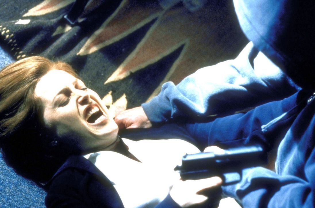 Scully (Gillian Anderson, l.), die in höchster Gefahr ist, kann sich kaum noch ihres Angreifers erwehren. - Bildquelle: TM +   2000 Twentieth Century Fox Film Corporation. All Rights Reserved.