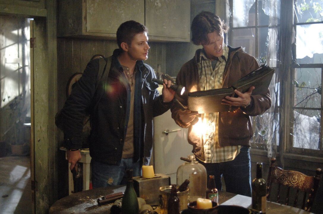 Ein neuer mysteriöser Fall beschäftige die Brüder Sam (Jared Padalecki, r.) und Dean Winchester (Jensen Ackles, l.) ... - Bildquelle: Warner Bros. Television