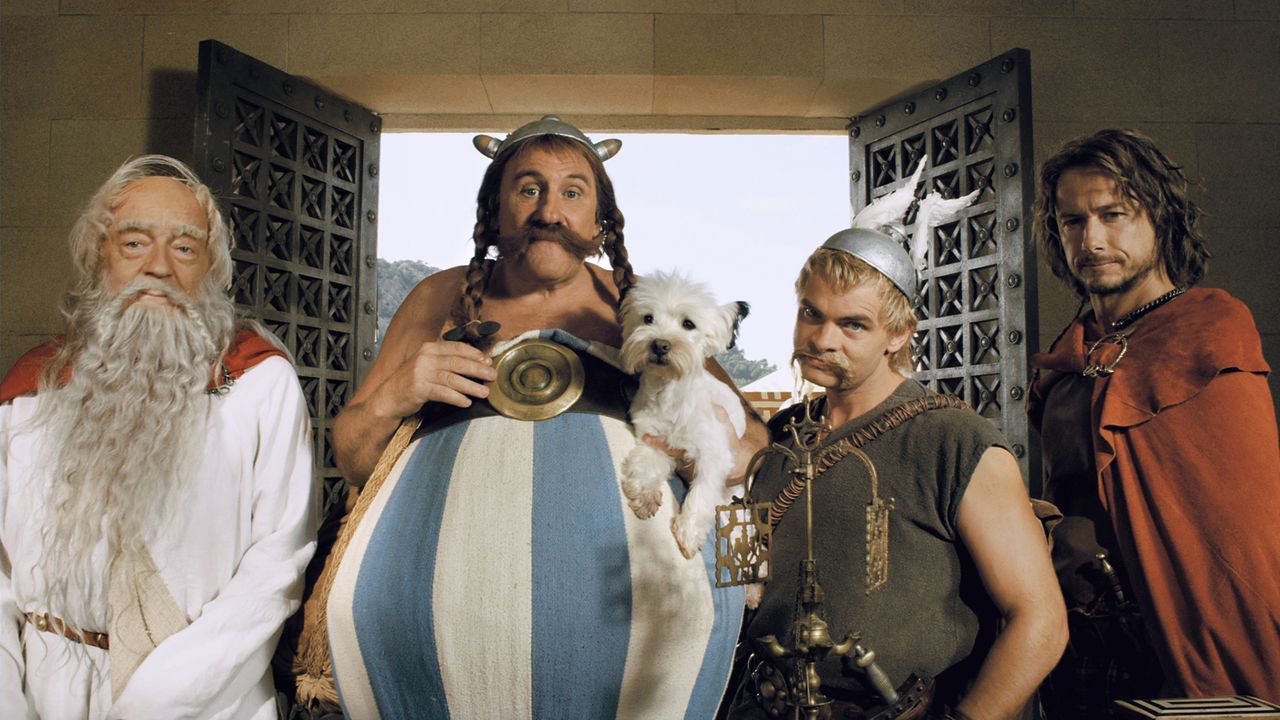 Asterix (Clovis Cornillac, 2. v. r.), Obelix (Gérard Depardieu, 2. v. l.) und Miraculix (Jean-Pierre Cassel, l.) reisen zu den Olympischen Spielen,... - Bildquelle: Constantin Film