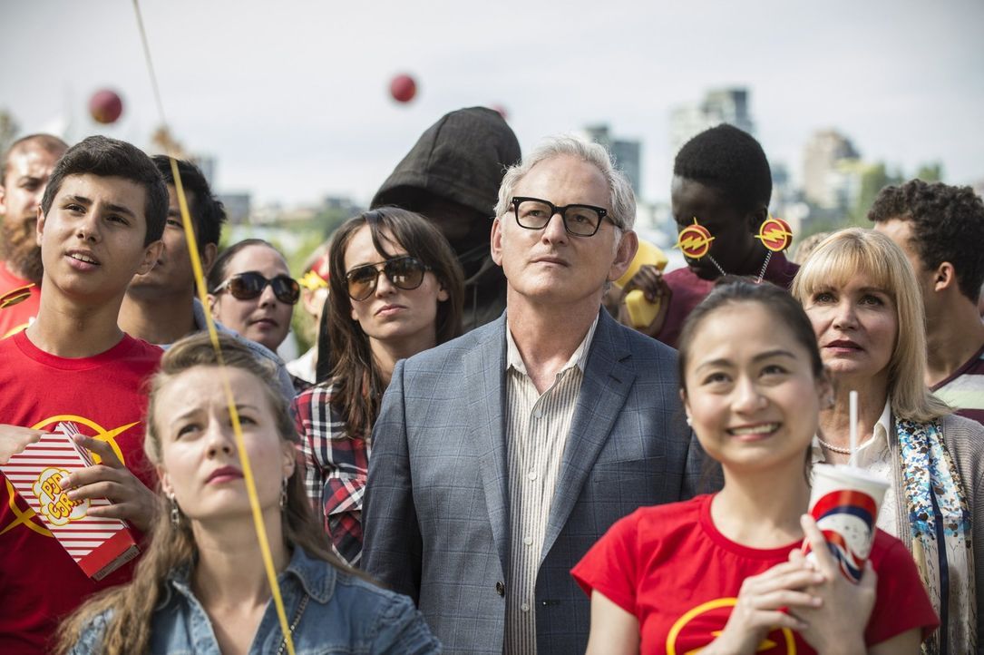 Eigentlich sollte der Flash Day ein Freudentag für die Rettung der Stadt sein, doch Dr. Martin Stein (Victor Garber, M.) erkennt schnell, dass die g... - Bildquelle: 2015 Warner Brothers.