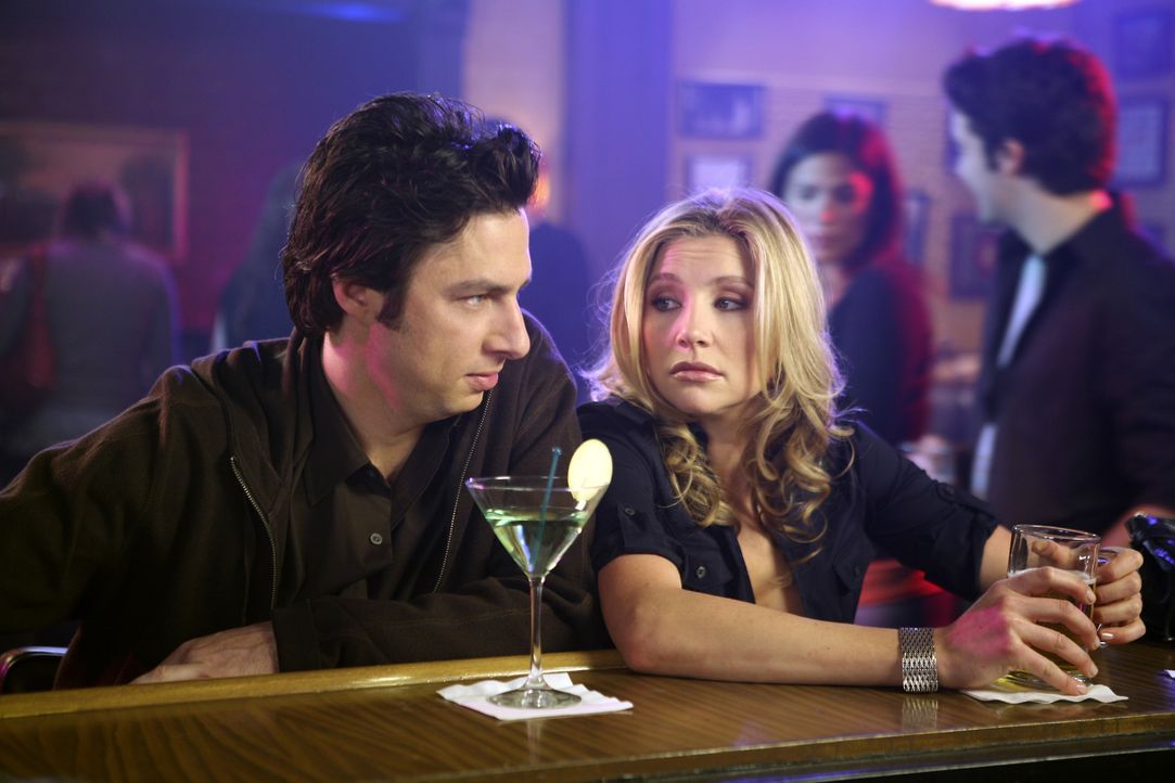 J.D. (Zach Braff, l.) ist eifersüchtig, weil Elliott (Sarah Chalke, r.) so viel Zeit mit ihrer alten Freundin Melody verbringt ... - Bildquelle: Touchstone Television