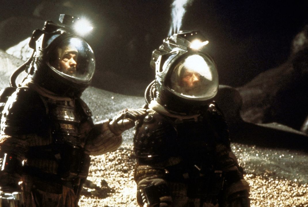 Mutig betreten Captain Dallas (Tom Skerritt, l.) und Kane (John Hurt, r.) das biomechanoide Innere des fremdartigen Schiffs. Dort lauert die Katastr... - Bildquelle: 20th Century Fox of Germany