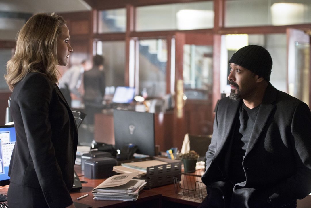 Patty (Shantel VanSanten, l.) offenbart Joe (Jesse L. Martin, r.) ihre Vermutungen über einen Zusammenhang von The Flash und Barry. Kommt Joe aus de... - Bildquelle: 2015 Warner Brothers.