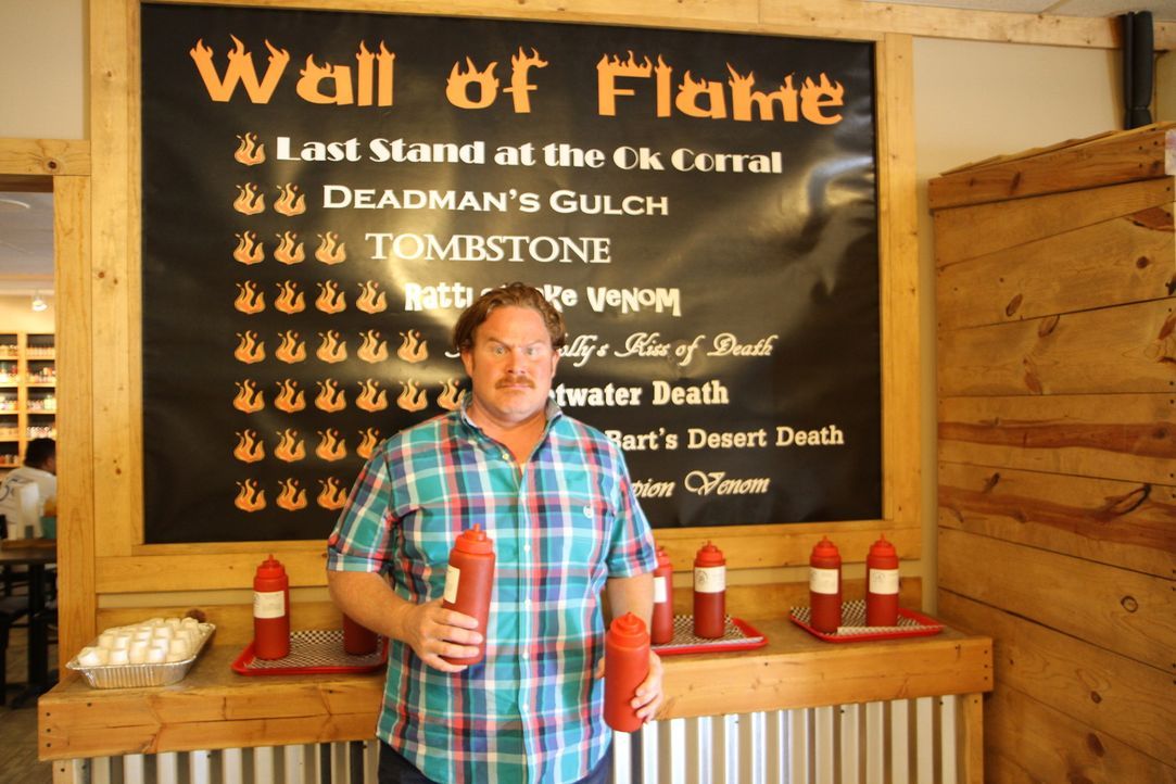 Allein die "Wall of Flame" im "Cactus Bob's BBQ Corral" hat es bereits in sich. Was erwartet Casey Webb wohl in der Challenge? - Bildquelle: 2017,The Travel Channel, L.L.C. All Rights Reserved.
