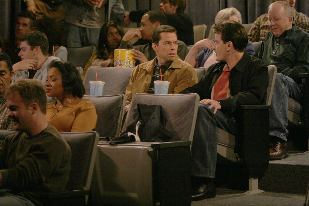 Alans (Jon Cryer, 2.v.r.) Sohn Jake schläft auswärts bei einem Freund, daher hat er die Zeit, mit Charlie (Charlie Sheen, r.) ins Kino zu gehen. Doc... - Bildquelle: Warner Brothers Entertainment Inc.