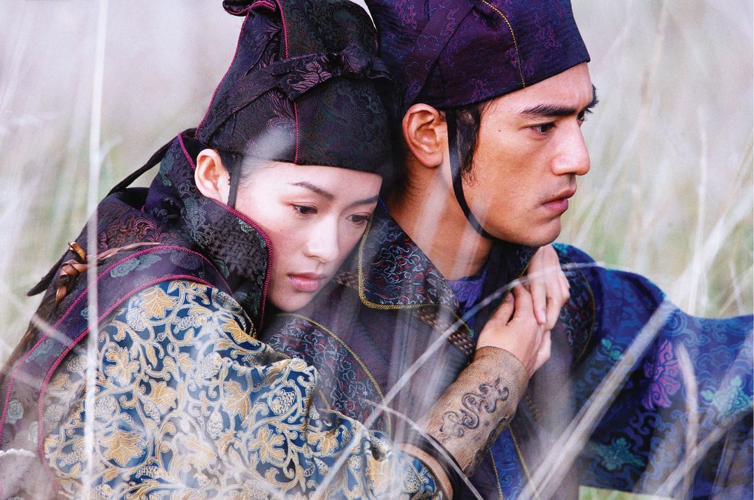 Um die "Flying Daggers" auszuspionieren, will der Polizist Jin (Takeshi Kaneshiro, r.) das Vertrauen der blinden Tänzerin Mei (Zhang Ziyi, l.) gewi... - Bildquelle: Constantin Film