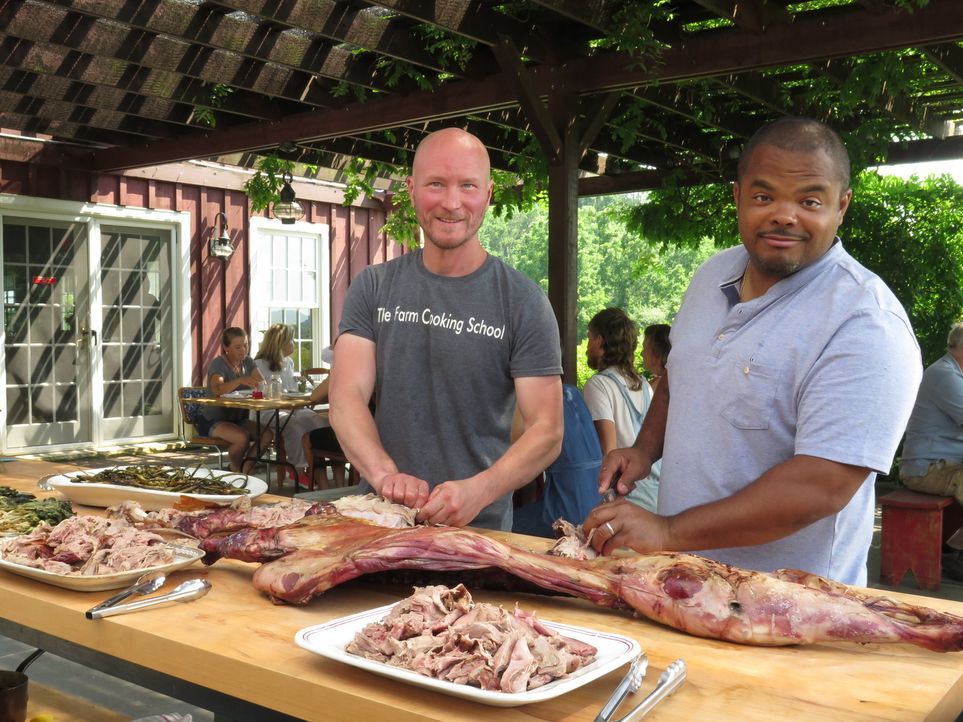 Ian Knauer (l.); Roger Mooking (r.) - Bildquelle: 2017, Television Food Network, G.P. All Rights Reserved.