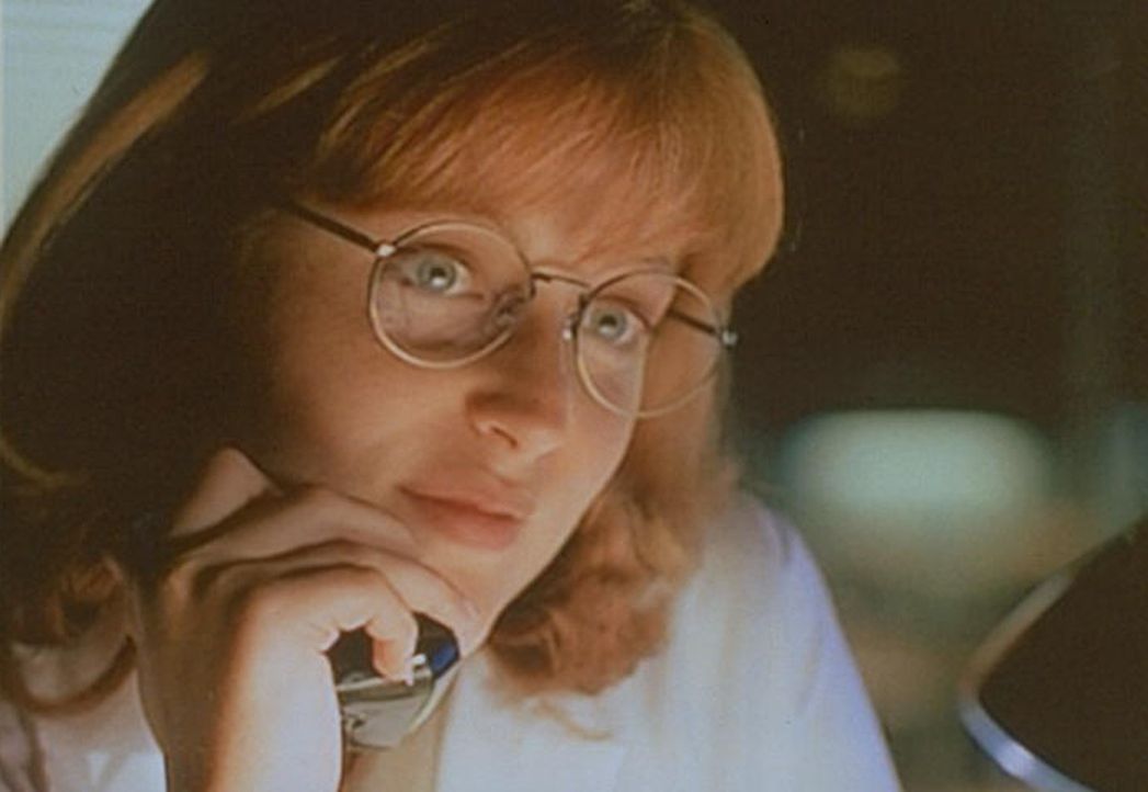Scully (Gillian Anderson) versucht Mulder bei seiner Suche nach einem Mann zu helfen, der 24 Jahre lang nicht geschlafen hat. - Bildquelle: TM +   Twentieth Century Fox Film Corporation. All Rights Reserved.