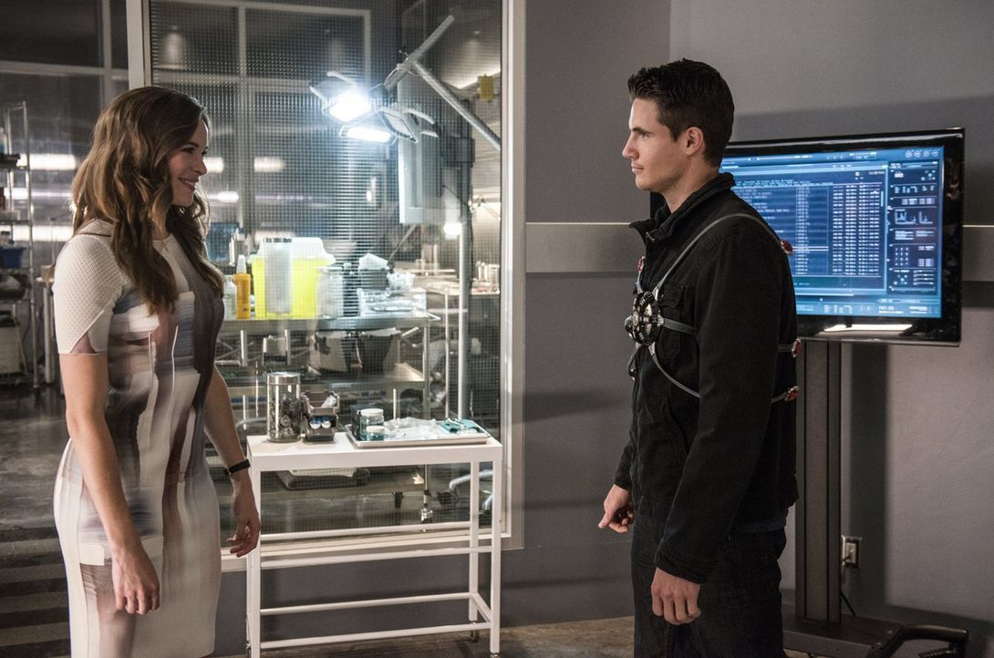 Caitlin (Danielle Panabaker, l.) wusste schon immer, dass sich Ronnie (Robbie Amell, r.) für die Menschen in Central City opfern würde, doch muss es... - Bildquelle: 2015 Warner Brothers.