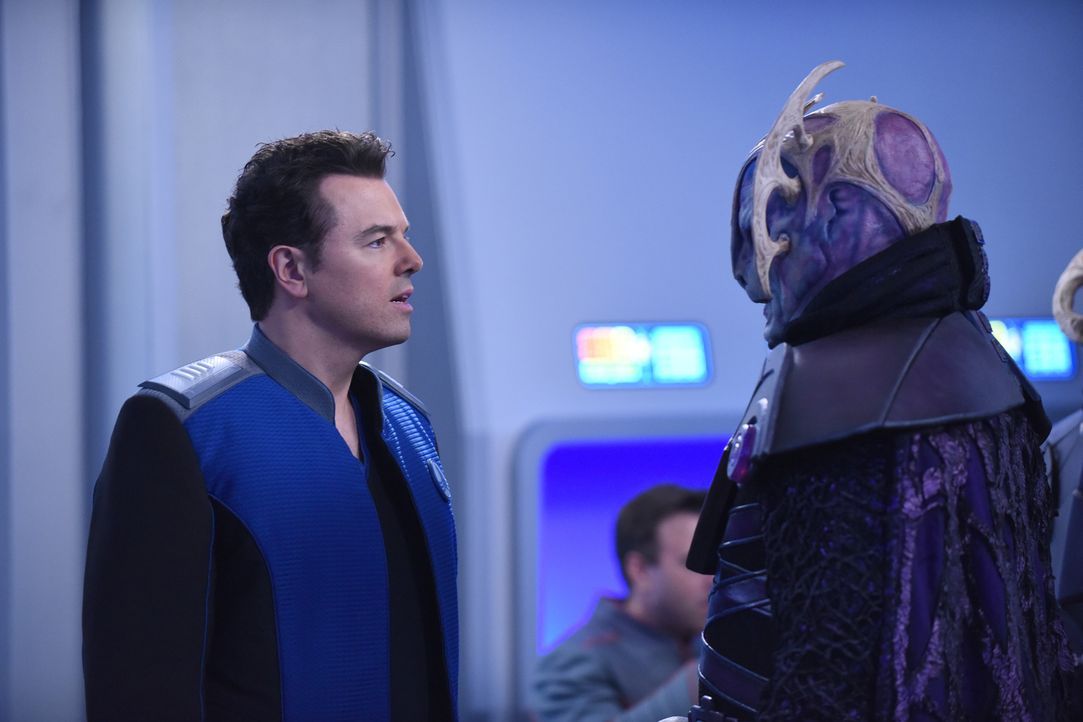 Eigentlich sollte Ed (Seth MacFarlane, l.) besorgt sein, als der Bruidian Botschafter (Derek Mears, r.) und seine Männer beginnen unruhig zu werden,... - Bildquelle: Ray Mickshaw 2017 Fox and its related entities.  All rights reserved.