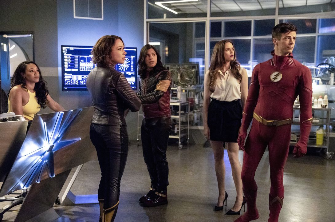 (v.l.n.r.) Iris (Candice Patton); Nora (Jessica Parker Kennedy); Cisco (Carlos Valdes); Caitlin (Danielle Panabaker); Barry (Grant Gustin) - Bildquelle: Jack Rowand © 2018 The CW Network, LLC. All rights reserved. / Jack Rowand