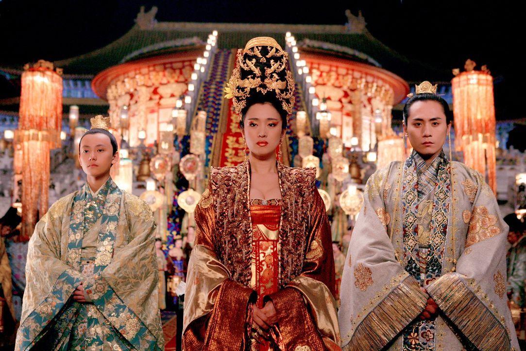 Kaiserin Phoenix (Gong Li, M.) und Kronprinz Wan (Liu Ye, r.) können ihre Affäre nicht länger verbergen. Auch nicht vor Prinz Yu (Qin Junjie, l.) ..... - Bildquelle: TOBIS Film